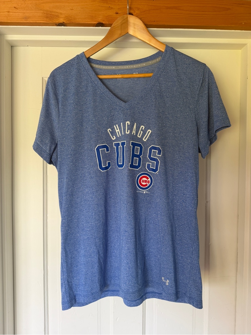 Under Armour Women's Chicago Cubs Heathered Blue V-Neck Tee